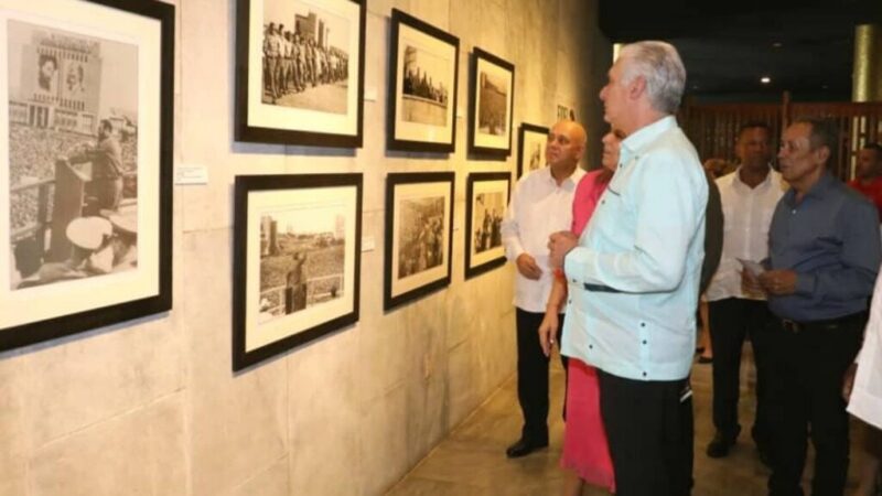 Inauguran exposición Fidel en la Plaza en el Memorial José Martí