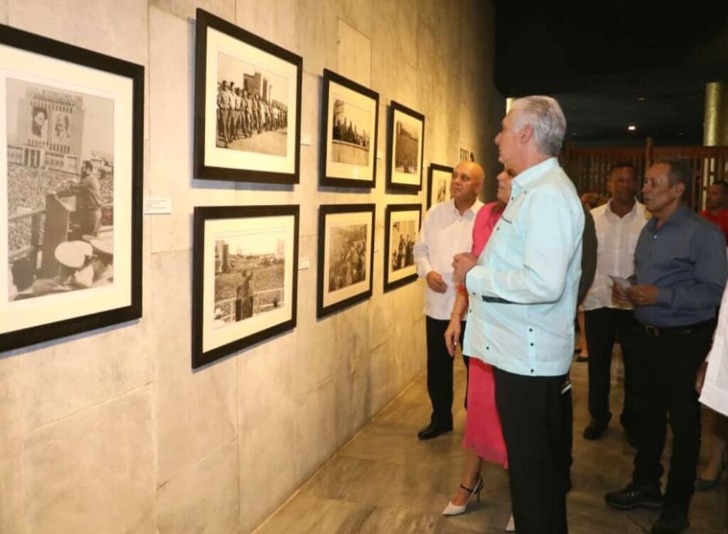 Inauguran exposición Fidel en la Plaza