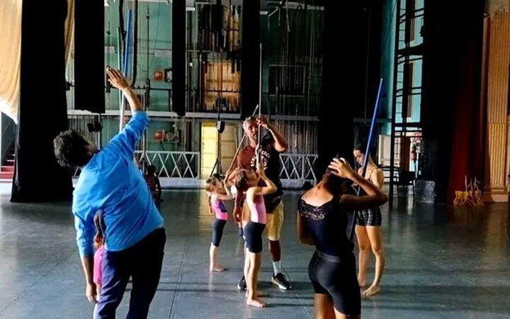 Cultura circense alentada por La Rueda en Teatro Sauto