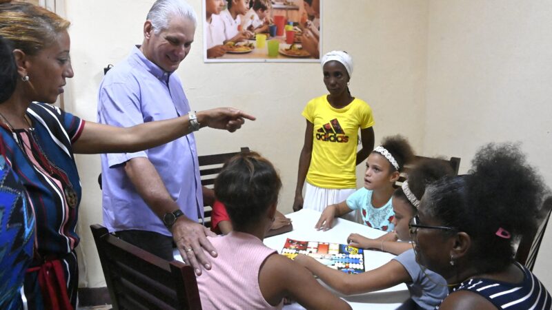 Presidente cubano constata preparativos para nuevo curso escolar