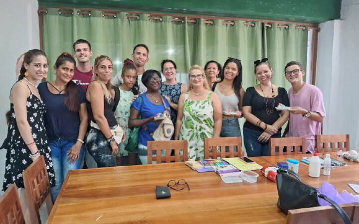 Imparten en La Habana curso básico de cerámica fría