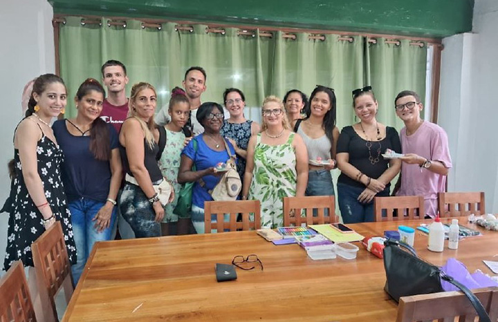 Imparten en La Habana curso básico de cerámica fría