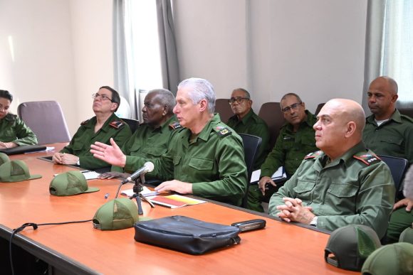 Chequeó Díaz-Canel preparación para la defensa en Consejo de Zona Cubanacán