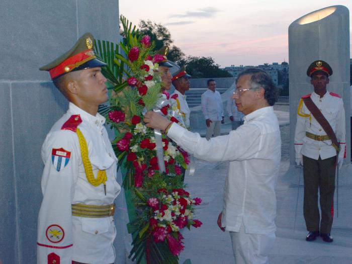 El mandatario colombiano colocó una ofrenda floral al Héroe Nacional cubano. Foto: Ismael Batista Ramírez