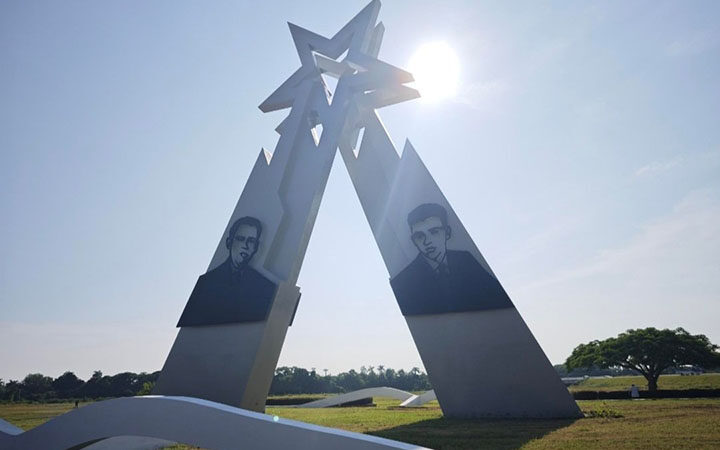 Hermanos Saíz y Fidel en el centro del arte joven en Pinar del Río
