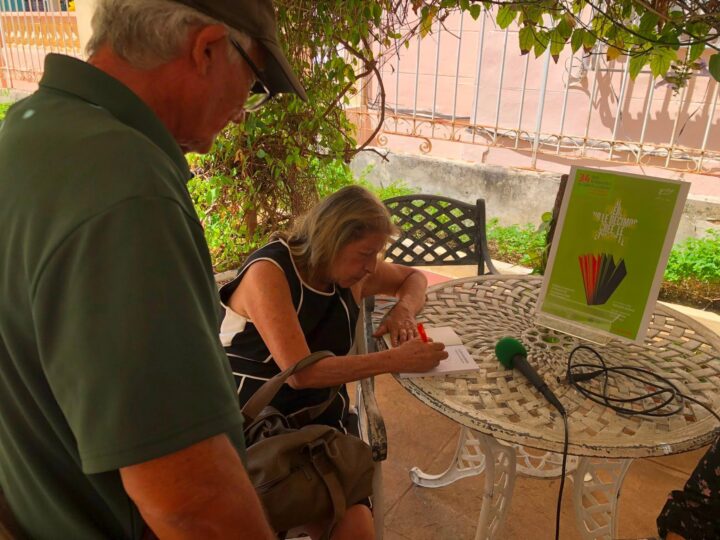 Presentan Los signos conjeturables de Marilyn Bobes, en el Centro Dulce María Loynaz