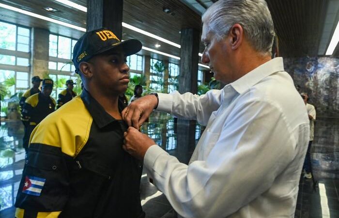 Presidente cubano condecora a rescatistas que ayudaron en Venezuela