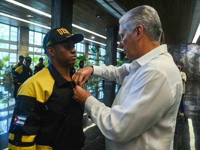 Presidente cubano condecora a rescatistas que ayudaron en Venezuela