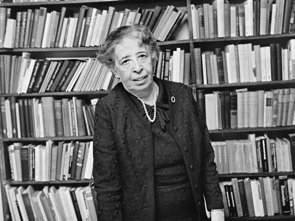 La poesía toda, Hannah Arendt y sus versos