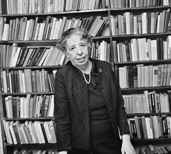 La poesía toda, Hannah Arendt y sus versos