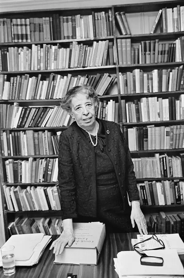 La poesía toda, Hannah Arendt y sus versos