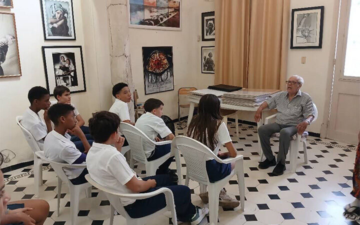 Roberto Salas transmite sus memorias de maestro veterano