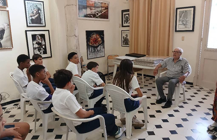 Roberto Salas transmite sus memorias de maestro veterano