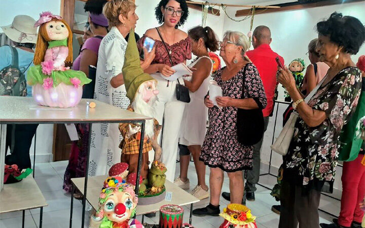 Acoge Galería Manos exposición de muñequería artesanal Entre hilos y sueños