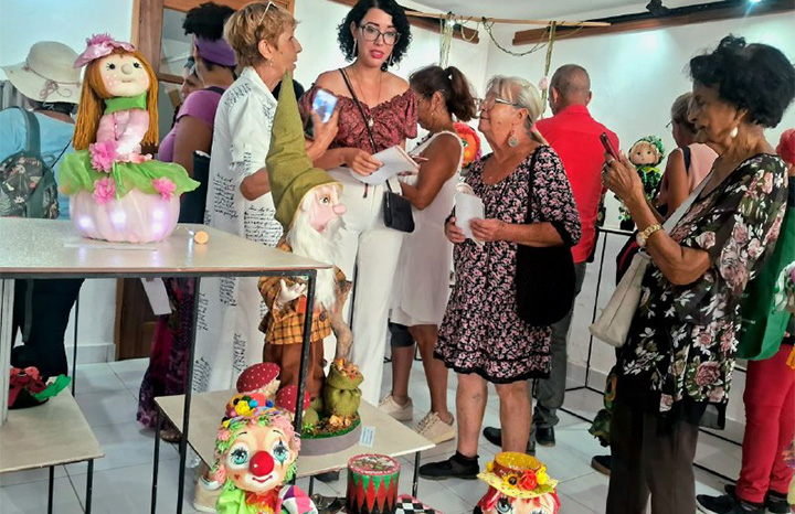 Acoge Galería Manos exposición de muñequería artesanal Entre hilos y sueños