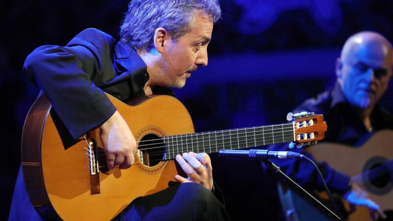 Tiempo de guitarra con el español Pedro Javier González