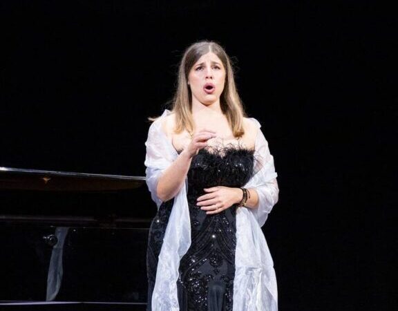Gana artista cubana Dayana Lorente premio de canto de ópera en Italia