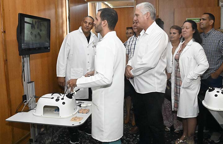 Reconoció Díaz-Canel entrega de la salud cubana y chequeó abasto de agua