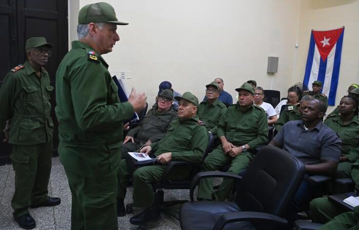 Díaz-Canel en el CDZ de Los Sitios: consolidar la defensa y atender lo social