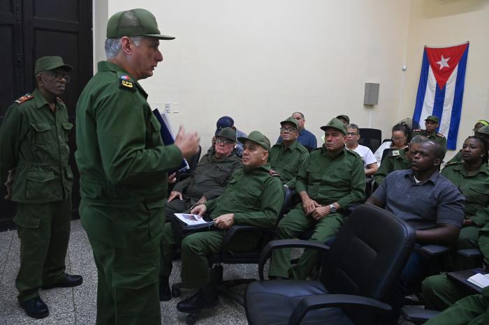 Díaz-Canel en el CDZ de Los Sitios: consolidar la defensa y atender lo social