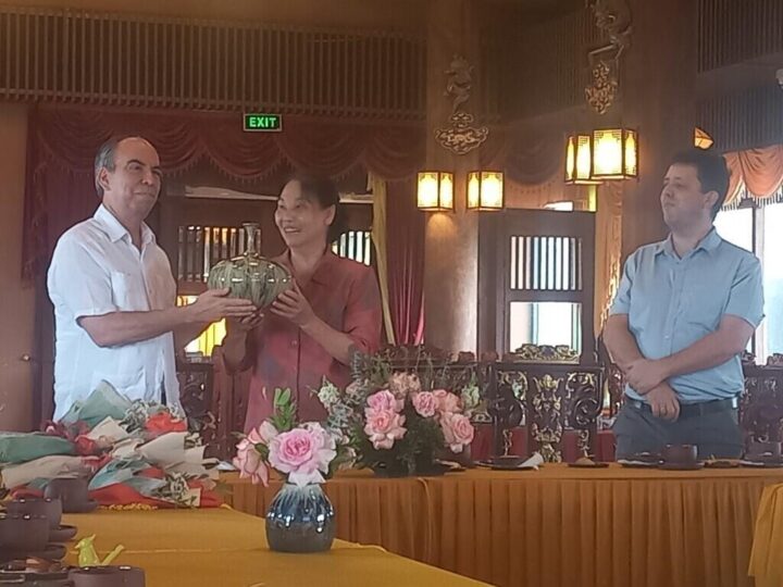 Ofrece aldea alfarera de Vietnam capacitación a artesanos de Cuba