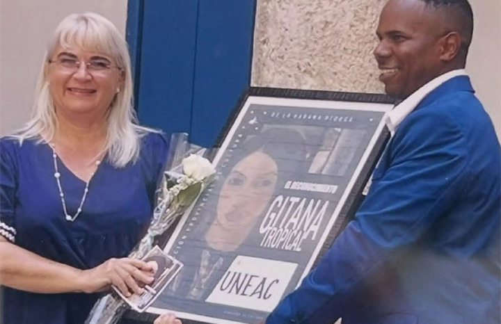 Entregan a la Unión de Escritores y Artistas de Cuba la distinción Gitana Tropical
